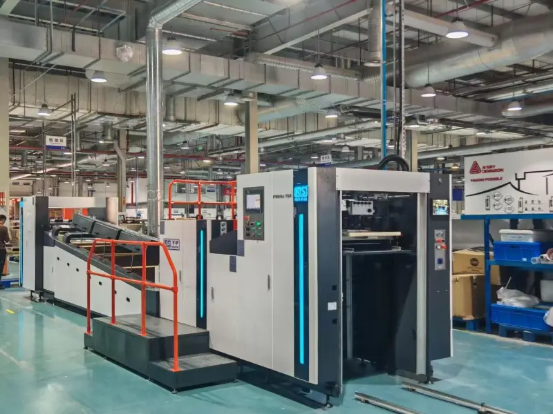 Nowa maszyna New Star FHSGJ-760 W pełni automatyczna, szybka maszyna do lakierowania pełnego/punktowego została dostarczona do indonezyjskiego klienta.